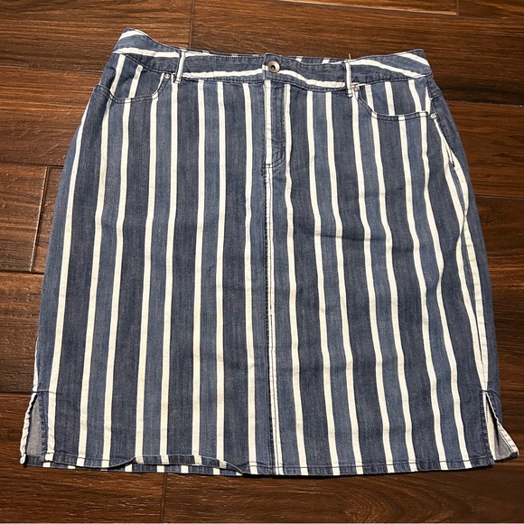 Cato Dresses & Skirts - Cato Midi‎ Skirt 18W Denim Like Blue White Pockets